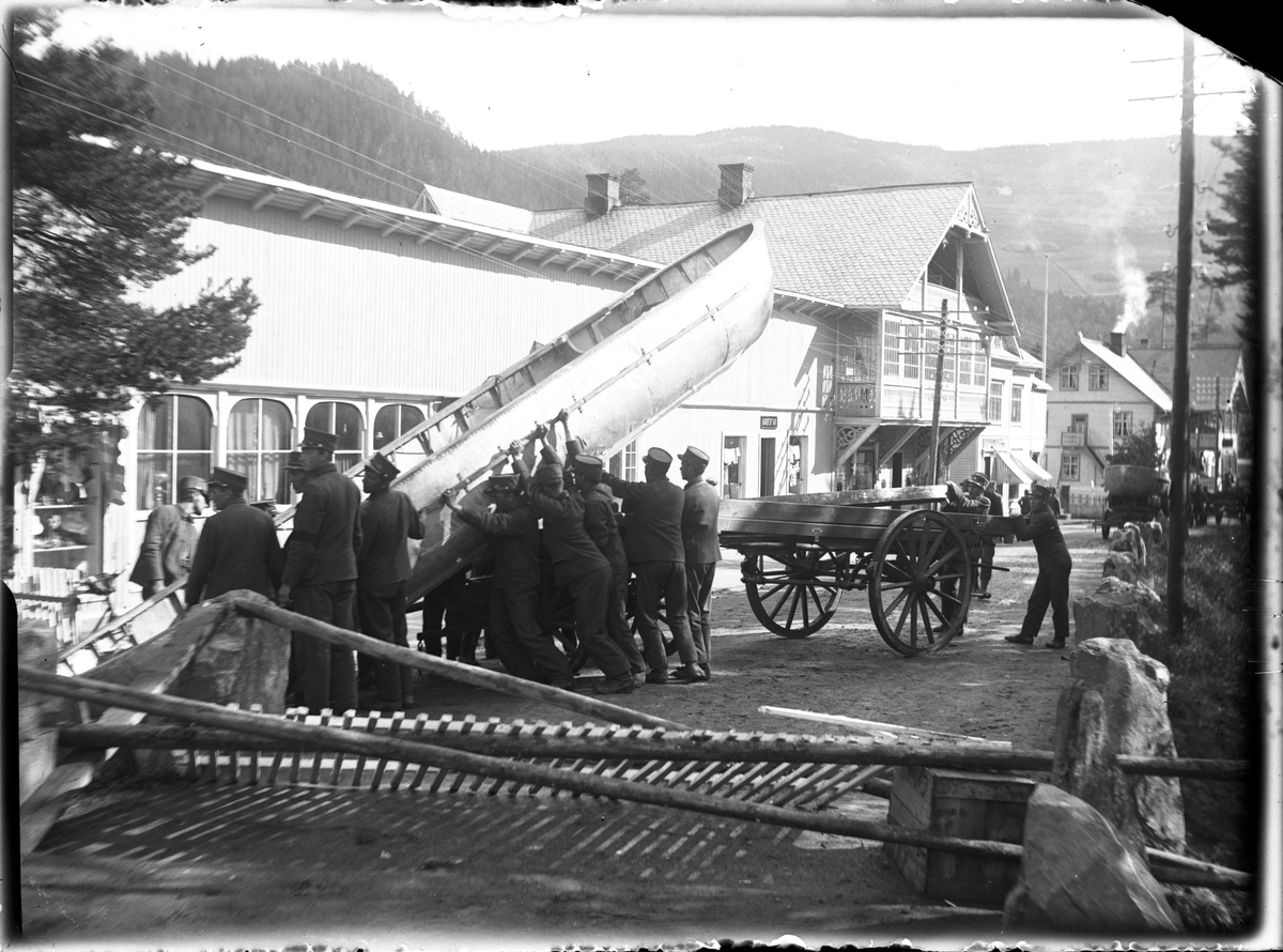 Materialer og arbeidsredskaper i forbindelse med bygging av midlertidig bru over Neselva, etter brann i 1920