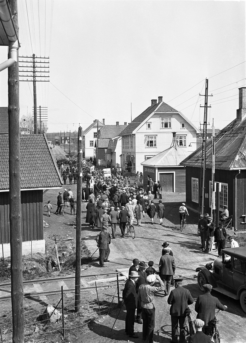 Trolig 17.mai i Lena 1929.
Tre bilder der det første viser samling ved Lena Stasjon, det andre opptoget fra Lena stasjon mot Lenagata, og det tredje toget oppover Lenagata.