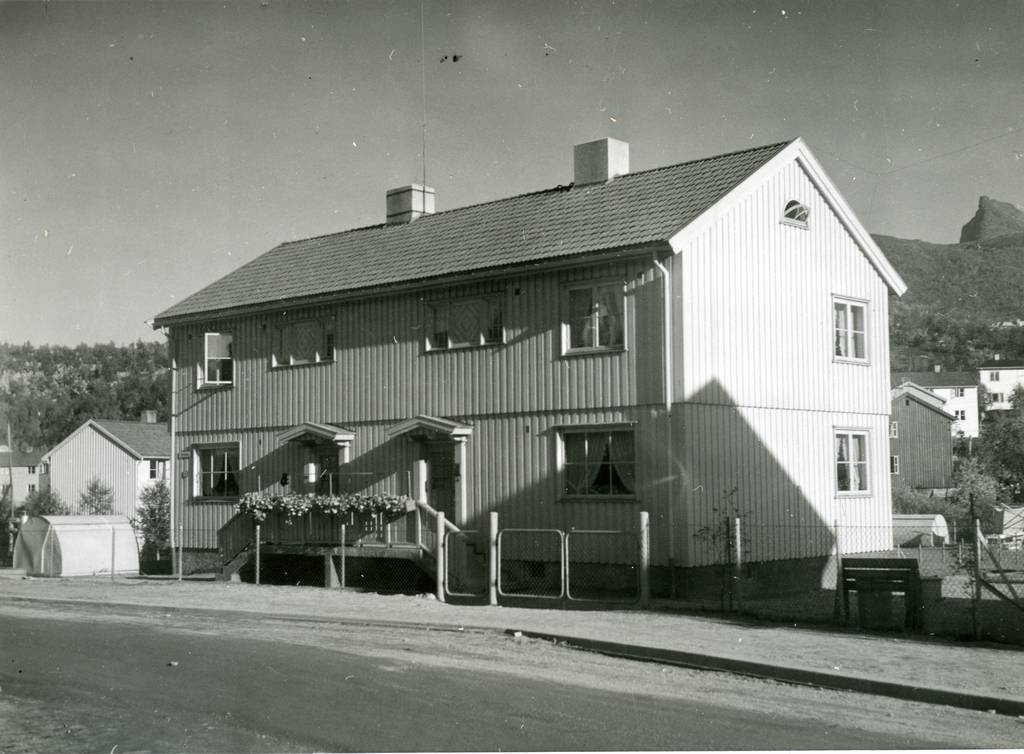 Dette er Bjørkveien 6. LKAB bygde på 50-tallet dette huset og også Bjørkveien 2 og 4. I tillegg bygde de Fr. Nabsen vei 22 og Aspveien 7.
Bjørkveien 6 A er i 1902 eid av Asbjørn Mentzoni Olsen. G B. er eid av Agnar Marvin Johnsen
