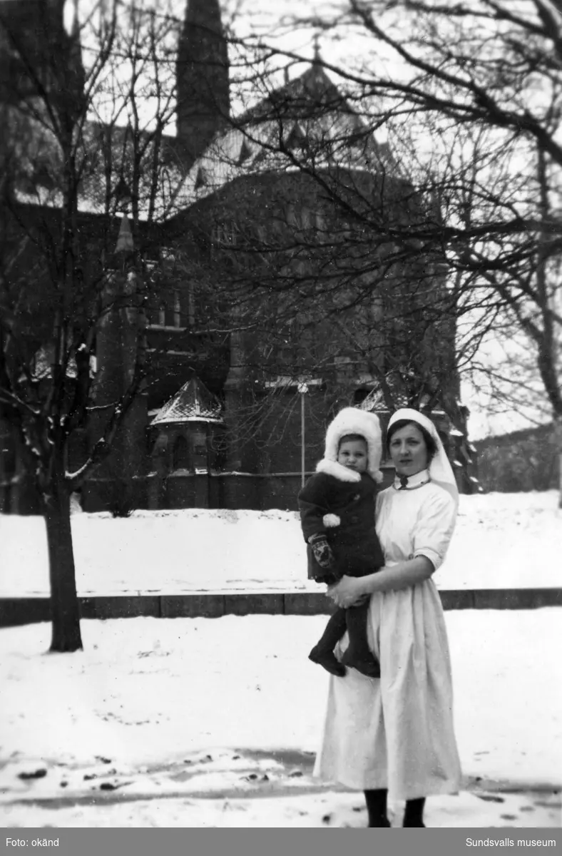 Under åren 1942-1943 härjade en epidemi med scharlakansfeber i Sundsvall. För att stärka upp bristen på vårdplatser inrättades en tillfällig sjukvårdsinrättning i Altinska skolan. Bilderna visar personal, patienter och anhöriga utanför skolan. Fotografierna kommer från ett privat album som ägdes av Asta Bergström og Svedlund (f. 1920 d. 2015) som först anställdes som sjukvårdsbiträde på Altinska skolan och senare forsatte att arbeta på Epidemisjukhuset i Alliero. Asta Bergström ses främst på bild 1 samt flera av de andra bilderna.