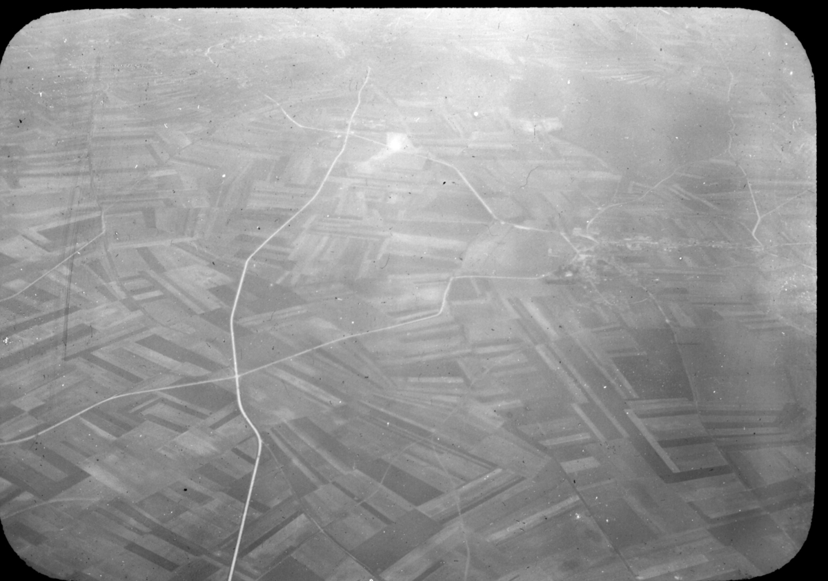 Flygfotografi från luftballong över landsbygd i Frankrike, troligen i närheten av Paris.