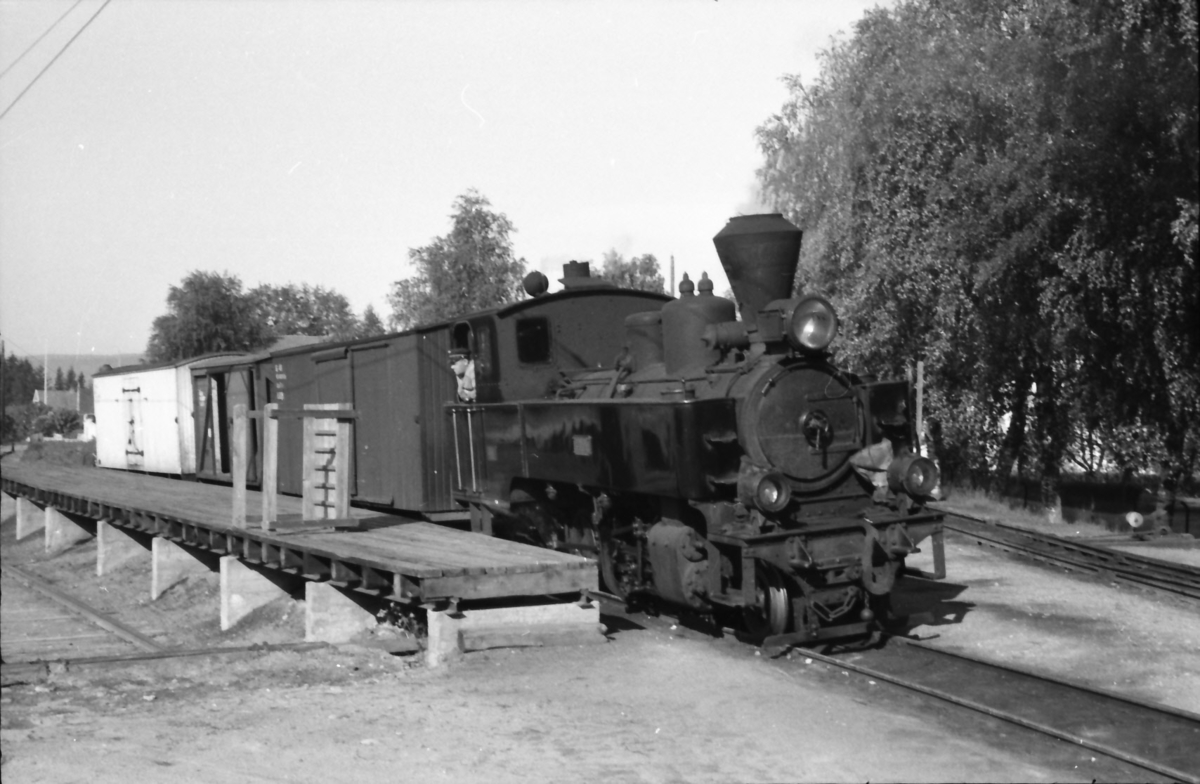 Skifting med damplokomotiv 7 Prydz på rampesporet på Sørumsand stasjon. Kongsvingerbanens spor nærmest til venstre.