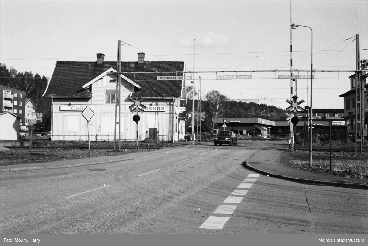 Till vänster ses Kållereds gamla stationshus där jeansbutiken Caiber huserar. I bildens fond ses matbutiken Bonum. "Gamla stationshuset, som måste bort enligt samtliga alternativ."