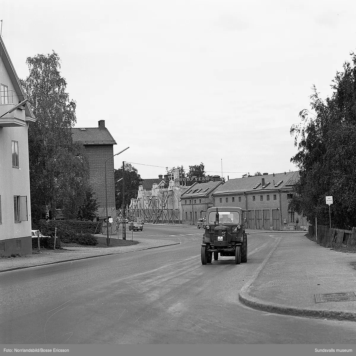 Vy från Fridhemsgatan mot Bilbolagets bilhallar mot Bergsgatan. Här syns även de gamla numera rivna byggnaderna närmast korsningen med Parkgatan. Tomten är fortfarande obebyggd (2016).