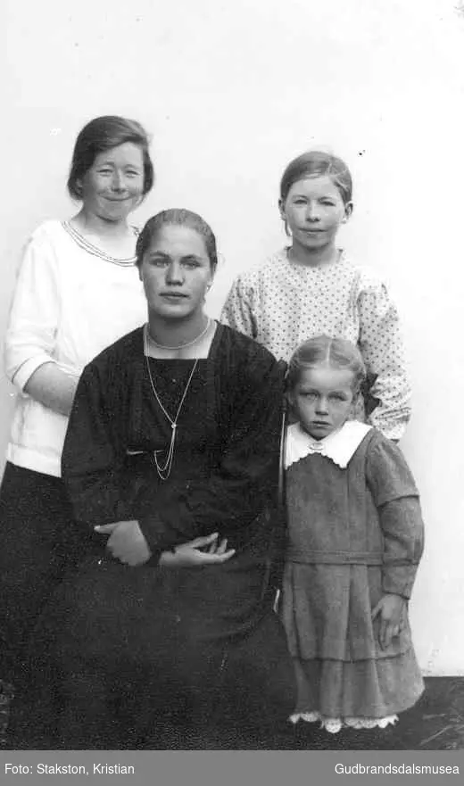 Bak f.v.: Anne Eide ( f. 1904), Agnes Eide (f. 1909).  
Fremst f.v.: Sigrrid Øygard (f. 1906 g. Skaar) og Anna Eide (f. 1913 g. Grimholt)