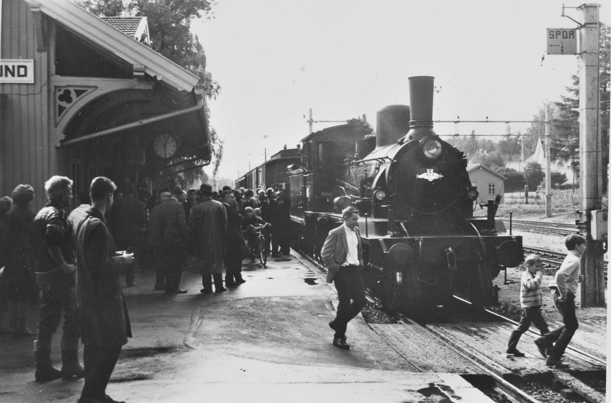 A/L Hølandsbanens veterantog til Krøderen har ankommet Vikersund stasjon. Toget trekkes av damplokomotiv 18c 245.