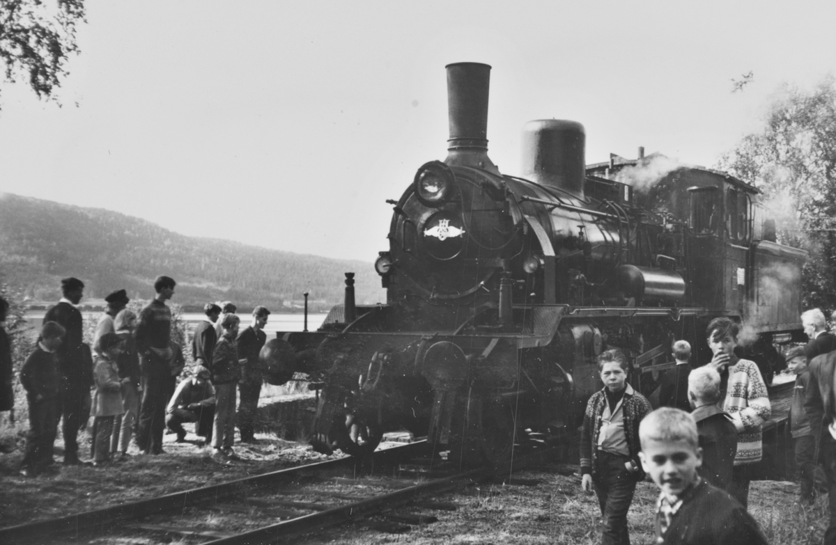 A/L Hølandsbanens veterantog har ankommet Krøderen stasjon. Damplokomotiv 18c 245 er snudd på svingskiven.