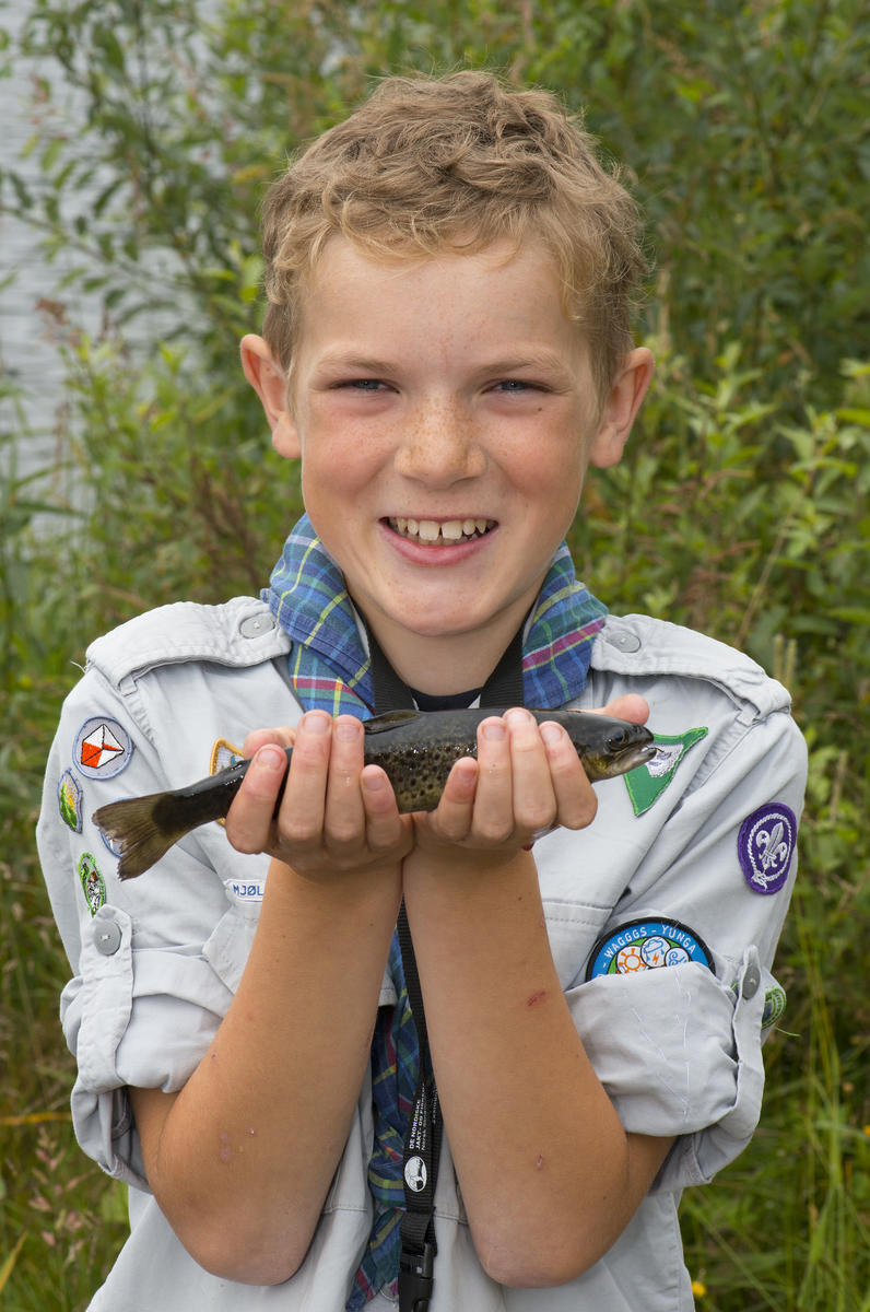 Gutt med ørret fra fiskedammen på Prestøya 6/8 2015 (Foto/Photo)