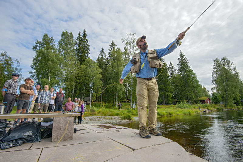 Tore Litlerè Rydgren demonstrerer fluefisketeknikker for publikum i Elveparken under De nordiske jakt- og fiskedager 2015. (Foto/Photo)