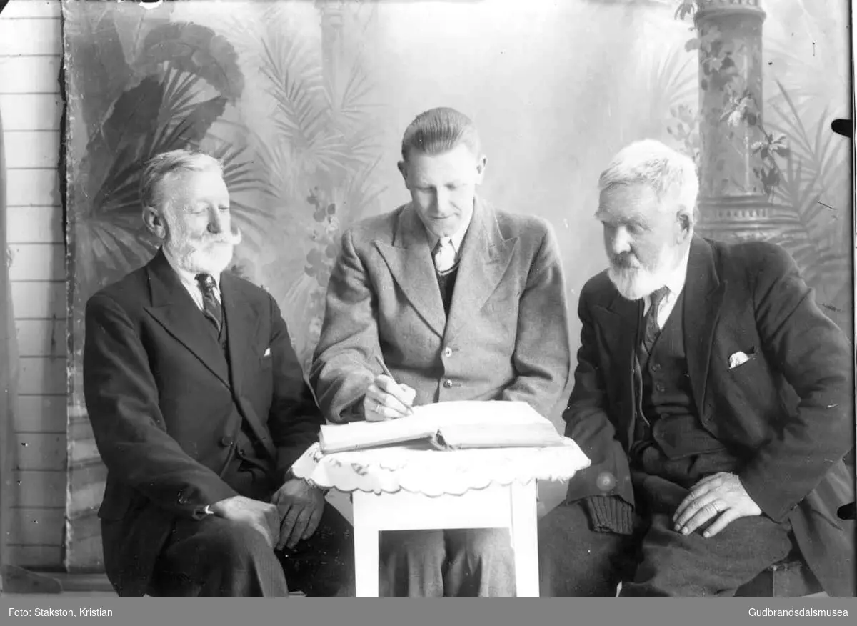 Frå v: Olav Holø (1877-1964), Erling Bruheim (1909-1967), Hans Hagen (1872-1950) i arbeid med Ættebok I som kom i 1946