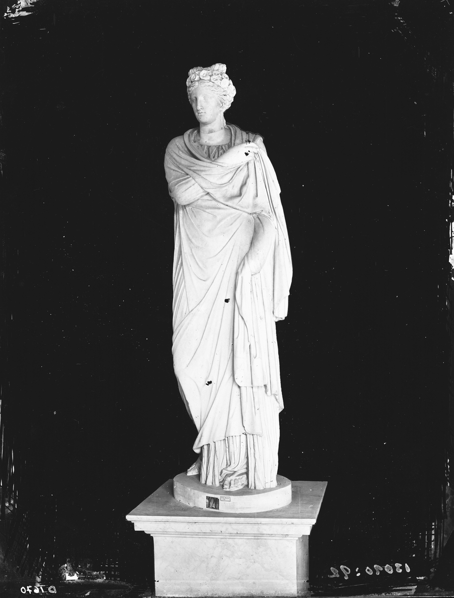 Staty "Polymnia" Kungl. Museet nr 5. National Museet nr 9. Nr 121.
