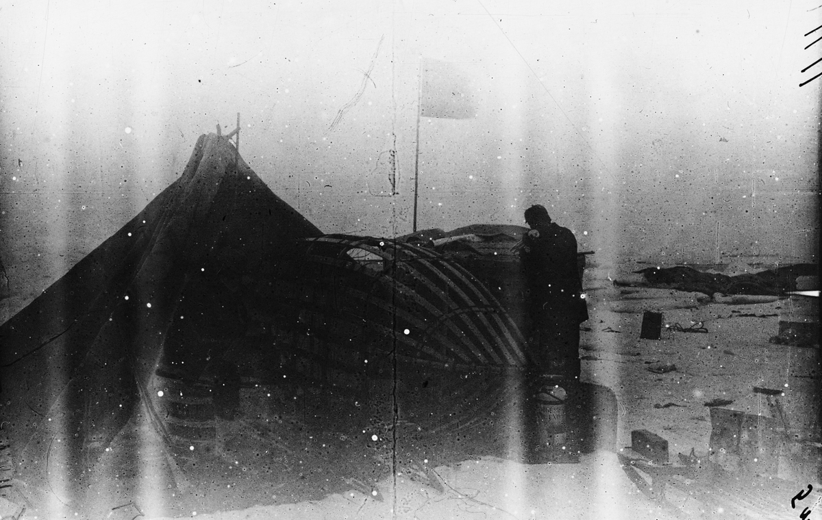 Den 15 - 19 juli 1897. Lägret vid "Örnens" landningsplats. Arbete med montering av båtens stomme. Framtagning av bilderna gjordes av docent John Hertzberg år 1930 på Fotografi, Tekniska Högskolan.