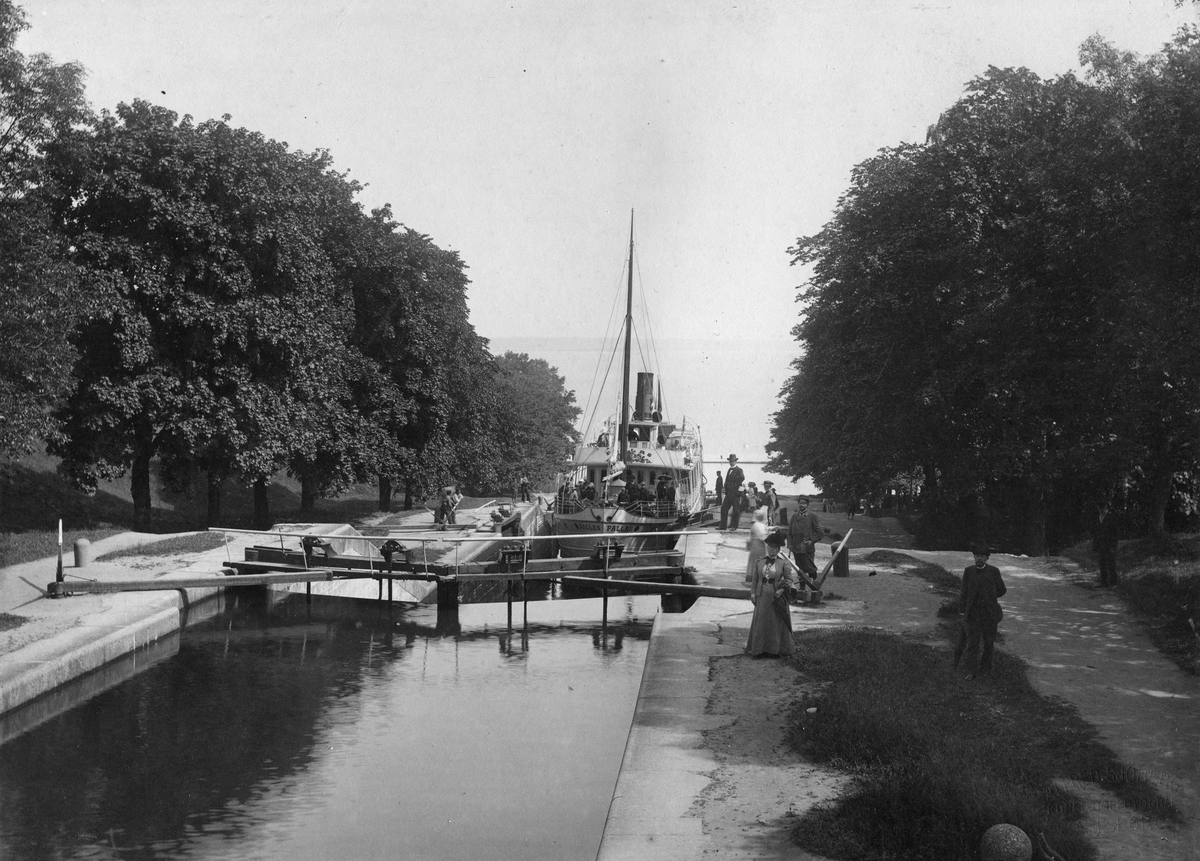 No 364. Borenshults slussar, Göta kanal.
Ångfartyget Pallas (1885).