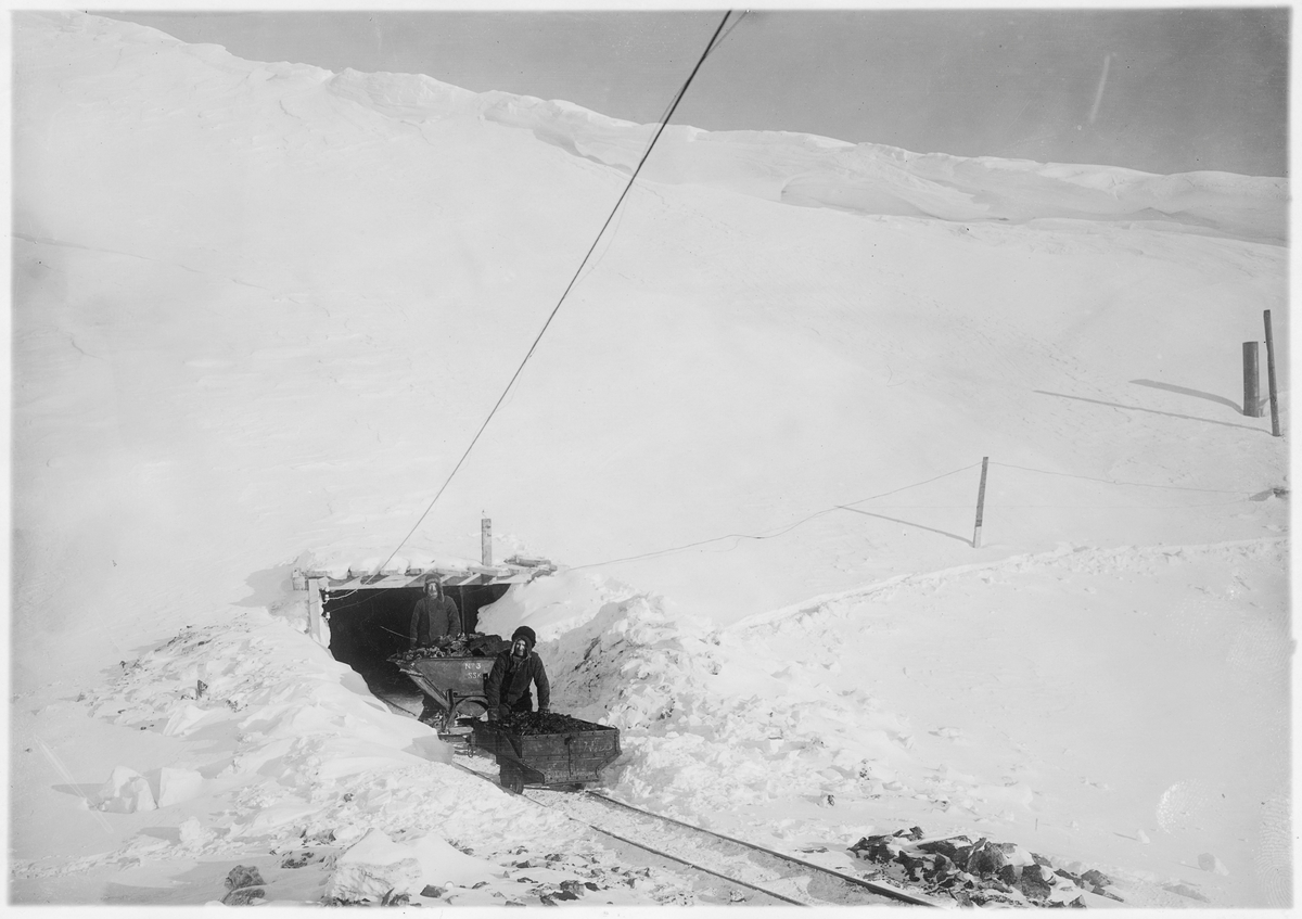 Sveagruvan på Spetsbergen. Den första kolvagnen 1918.