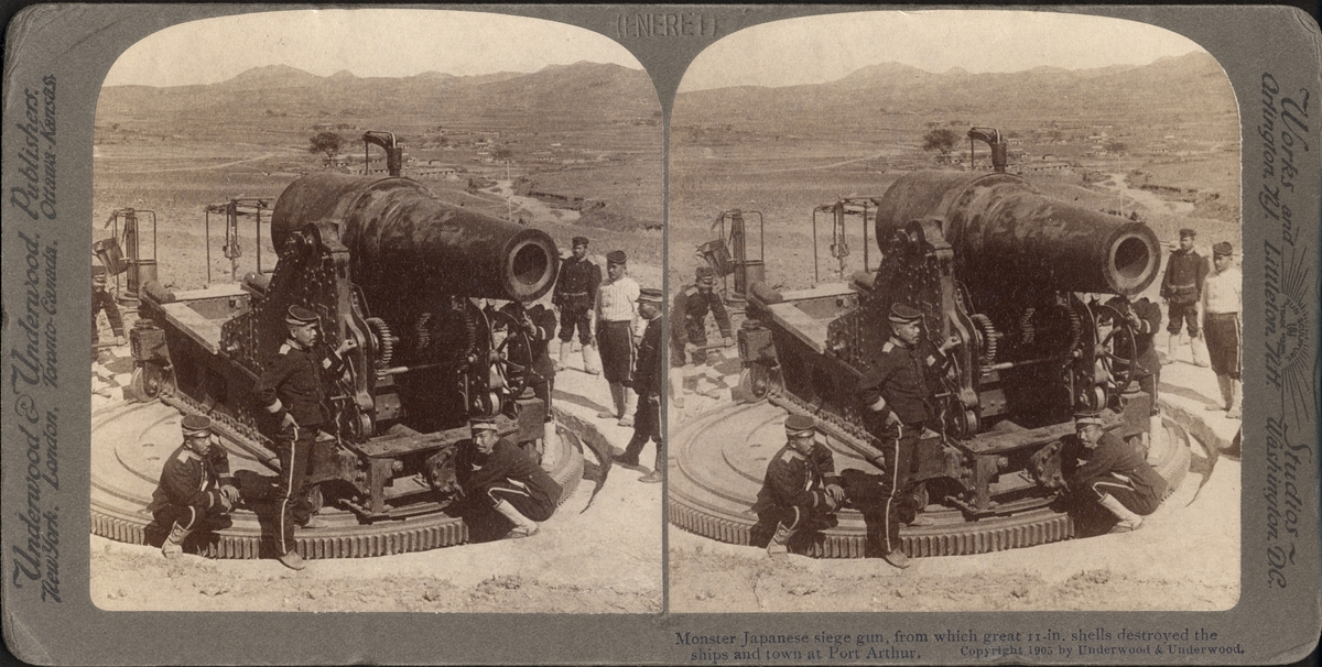 Stereobild av soldater invid stort belägrings vapen, från vilken bomber förstörde skepp och staden Port Arthur.