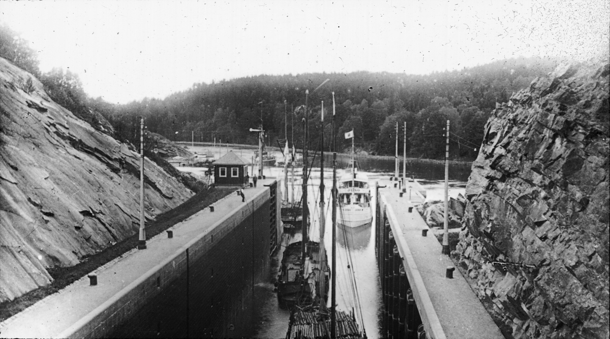 Ljusbild, sluss i Göta Kanal.