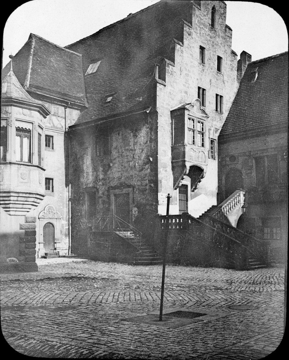 Skioptikonbild med motiv av typiskt tyskt hus i Heilbronn.
Bilden har förvarats i kartong märkt: Resan 1907. Heilbronn 6. Stuttgart 1. Berlin 2. Text på bild: "Deutsches Haus"