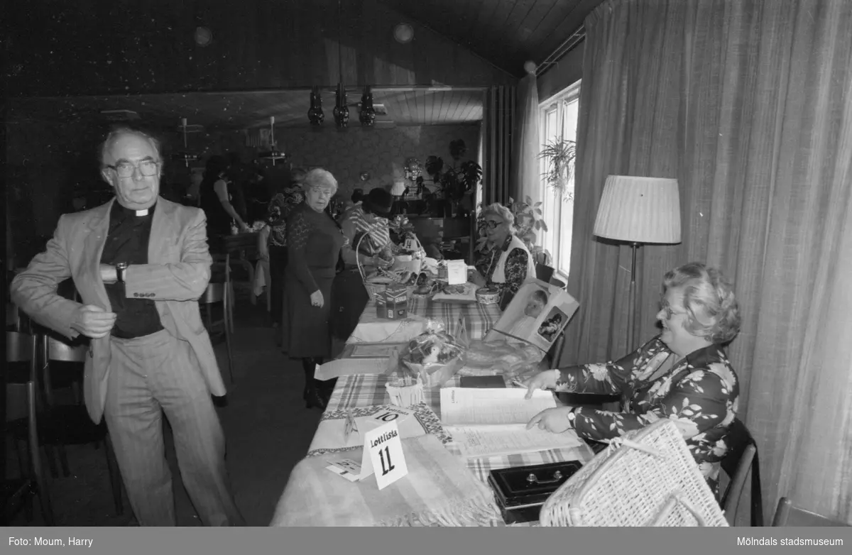 Kållereds kyrkliga arbetskrets har sin årliga vårbasar i Kållereds församlingshem, år 1984.

För mer information om bilden se under tilläggsinformation.