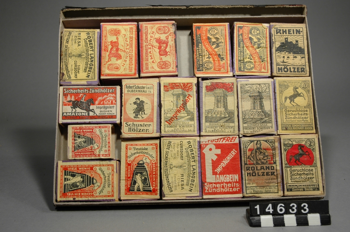 En samling tändsticksaskar, varav många med stickor bevarade, tillverkade i Sverige och de flesta andra tändsticksproducerande länder.  Samlingen består av 116 lådor i vilka tändsticksaskarna är sorterade efter olika rubriker exempelvis länder. Nedan följer en lista på de 116 lådorna och de rubriker som står utanpå dessa. Fotografierna har samma nummer som respektive låda. Sammanlagda antalet tändsticksaskar är 1686 st. Antalet plån är 33 st.  1. Tyskland. 16 st. 2. Tyskland 20 st. 3. Ungern 12 st. 4. Finland 19 tändsticksaskar samt 1 plån. 5. Tyskland 18 st. 6. Japan 15 st. 7. Belgien. 3 tändsticksaskar + 1 rulle. 8. Indien 2 st 9. Turkiet, turkisk tillverkning 2 st 10. Tjecko-slovakiet 17 st. 11. Amerika 20 st. 12. Ryssland. Rysk tillverkning. För export. 17 st. 13. Italien. 6 tändsticksaskar + 2 plån. 14. Danmark H. E Gosch. 16 st. 15. Danmark H. E Gosch.. Utställningar Ritningar. 9 st. 16. Rovdjur. Svensk tillverkning f. exp. 15 st. 17. Sverige. Tretalet 31 st 18. Göteborg. Affärsföretag. Tretalet. 33 st tändsticksaskar + 1 plån. 19. Rariteter. 10 st + 1 plån. 20. Rariteter 14 st. 21. Välgörenhet & Utställningar. 7 st. 22. Tyskland. Reklam. 20 st + 1 plån. 23. Syd-Amerika 18 st. 24. Lifland. 2 st. 25. Norge. 15 st. 26. Kina. 5 st 27. Reklam. 3 tändsticksaskar + 2 st etiketter. 28. Tyskland. Tysk tillverkning. För exp.. 15 st. 29. Tyskland. 20 st 30. Tidaholm, Vulcan 20 st. 31. Sverige. Statsmän, européer. svensk tillverkning f. exp. 15 st. 32. "Äta eller ätas". Svensk tillverkning f. exp. 8 st. 33. Diverse. Svensk tillverkning. 18 st. 34. Sverige. Anneberg. Svensk tillverkning f. exp.. 18 st. 35. Krigiska motiv. Svensk tillverkning f. exp. 11 st. 36. Sverige. The Lancer. Ryttare. Svensk tillv. f. exp. 10 st. 37. Sverige. Blom-motiv. Svensk tillverkning f. exp. 8 st. 38. Orienten. Svensk tillverkning f. exp.13 st. 39. Diverse. Svensk tillverkning f. exp. 19 st tändsticksaskar + 1 etikett. 40. Sverige. Lidköping. "Sirius" Lidköping. Svensk tillv. f. exp. 18 st. 41. Sjöfart. Mynt. Sv. tillv. F. exp. 11 st. 42. England. Vaxtändstickor. 12 st. 43. Italien. Vaxtändstickor. 16 st. 44. Holland. 17 st. 45. Tjeckoslovakien - solo 19 st. 46. Schweiz 16 st. 47. Tyskland. 19 st 48. Estland. 7 st. 49. Österrike. 22 st. 50. Diverse Europeiska länder. 10 st. 51. Etikett + tryck i sverige. 18 st. 52. Tyskland. 19 st. 53. Wenersborg. Sv. tillv. f. exp. 14 st. 54. Sverige - The Ship. 14 st. 55. Sverige. Diverse. 10 st. 56. Fåglar. Sv. tillv. f. exp. 17 st. 57. Reklam. Svensk tillv. f. export.15 tändsticksaskar + 1 plån. 58. Fåglar. Sv. tillv. f. exp. 12 st. 59. Sverige. Kvinnofigurer. Svensk tillverkning för export. 13 st. 60. Hjärta, nyckel, blixt, krona. Sv. tillv. f. exp. 12 st. 61. Sverige. Jönköping. Skämt. 11 st. 62. Sverige. Jönköping, Nationaldräkter. 18 st. 63. Sverige. Förenade svenska tändsticksfabriker. 8 st. 64. England. Bryant & May. 12 st. 65. England. Bryant & may. 13 st. 66. ...nland. 18 st + 1 plån. 67. Algier. 17 st. 68. Kända svenska fabriker. 20 st. 69. Utländskt. Diverse. 13 st + 1 plån. 70. Ryssland. 20 st. 71. Frankrike. 13 tändsticksaskar + 3 plån. 72. Tjecko-Slovakiet. 14 st. 73. Tyskland. 18 st. 74. Sverige. Jönköpings västra tändsticksfabrik. 22 st. 75. Tyskland. Tysk tillverkning för export. 19 st. 76. Sverige. Kalmar. Malmö, Mönsterås. 5 st. 77. Ringen. Svensk tillverkning för export. 10 st. 78. ...sk tillv. f. exp. Trafik & samfärdsel. 12 st. 79. Sverige. Condor, Parrot, Cacadoe mfl. 10 st. 80. Djur, fyrfota. Sv. tillv. f