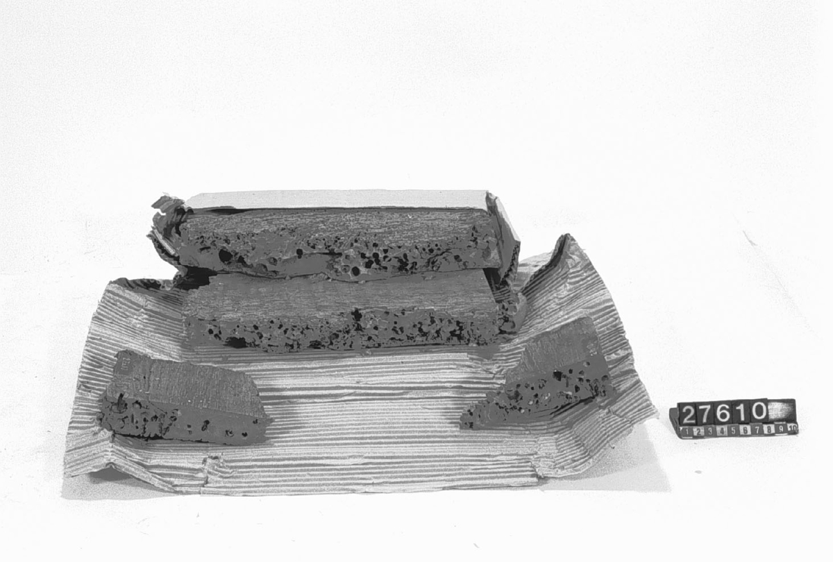 Planka av furu, 2 x 16 tum, sågad i en vattenhjulsdriven sågkvarn. Fyra av skeppsmask e.d. starkt angripna bitar, avsågade från plankan ingår under detta inv.-nr.