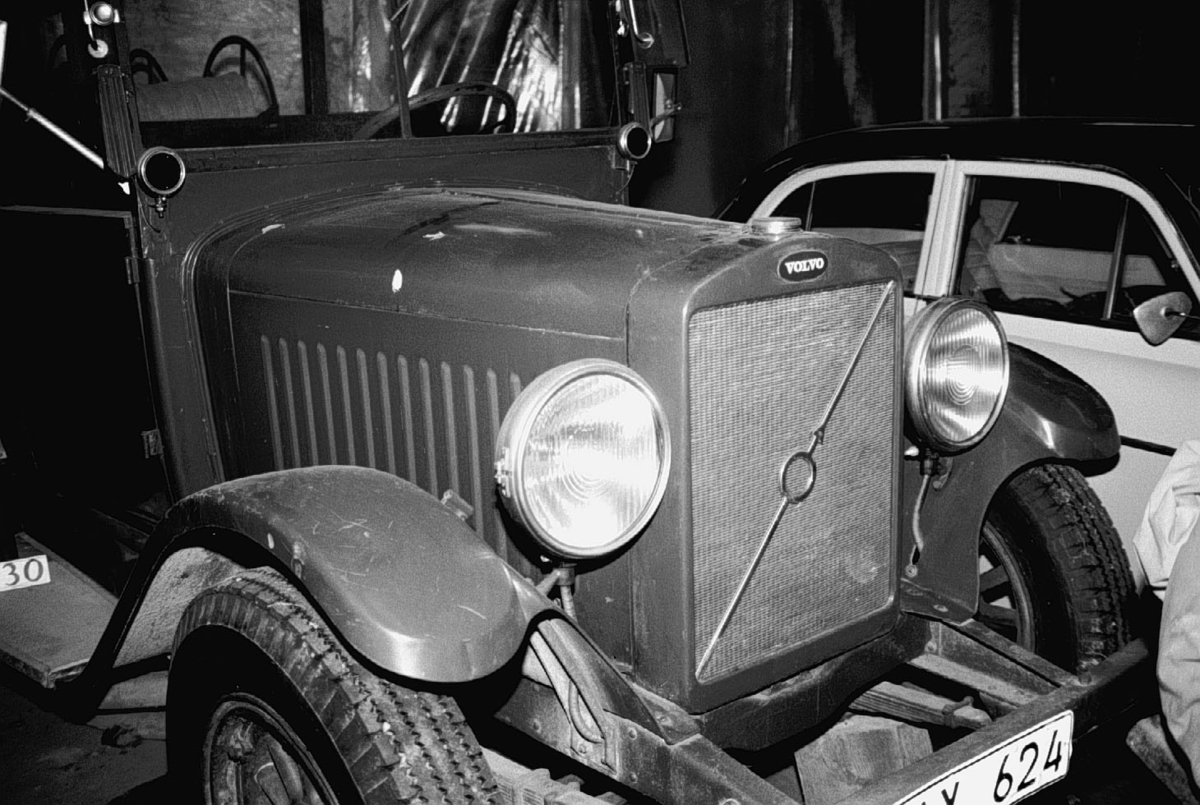 Brandbil med öppen påbyggnad för 13 brandmän. Chassinummer 62, från 1929. Sexcylindrig motor typ DB tillverkad av Pentaverken, Skövde, tillverkningsnummer 21776. Mekaniska bromsar på bakhjulen, handbroms på kardanaxeln. Bosch elsystem. Registreringsnummer G4254.  Fyrtakts sidventilmotor, cylindervolym 3 liter Effekt 50-55 hk Tre växlar och backväxel.
Tillbehör: Brandstege av trä och 5 slangrullar utan slang. Slang kompletterad senare.