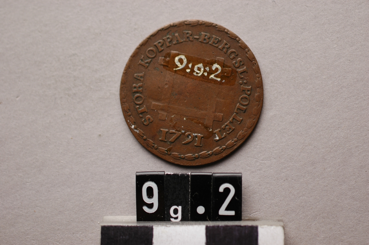 Stora Kopparbergs Bergslags enskilda kopparmynt eller myntpolletter.
Två mynt märkta TM9.g:1 och TM9.g:1
