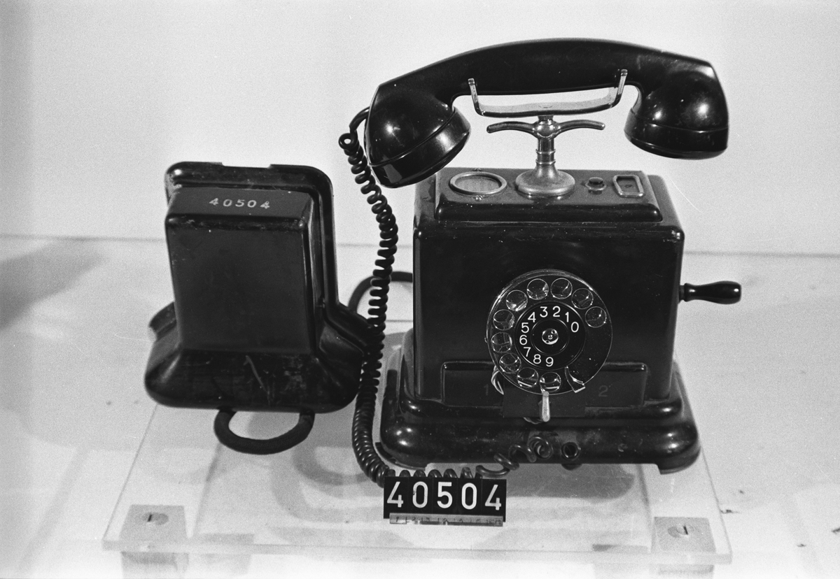 Telefonapparat BC 314 för AT-system, med extra apparatförbindelse. Två BC 314 används parvis anslutna till var sin huvudledning och sinsemellan förbundna med två ledningar. Bordsmodell med kåpa av svartlackerad plåt, mikrotelefon av bakelit modell 50, 3-vägs omkastare, blänkare, fingerskiva av förnicklad mässing, återfjädrande tryckomkastare på kåpans ovansida, apparatklocka, induktor med vev för signallering till anknytningsapparaterna och väggplint med inbyggd ringklocka och kopplingsfält för anslutning av en extra ringklocka.