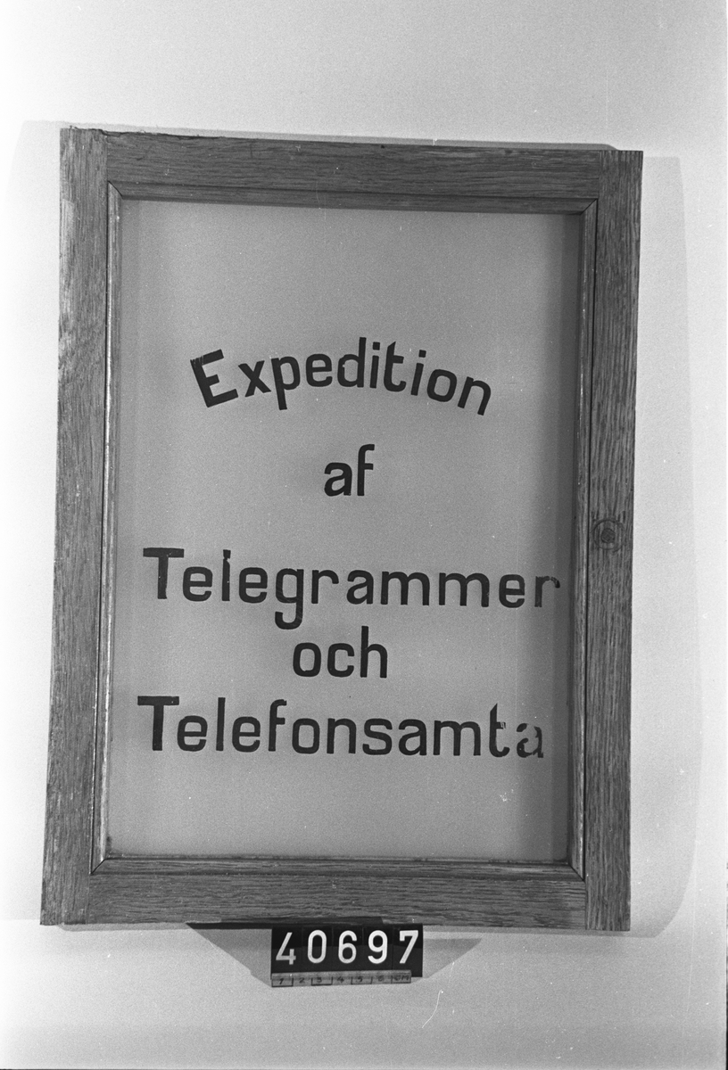 Inramad expeditionslucka för telegraf och telefonstationer. "Expedition af Telegrammer och Telefonsamta"