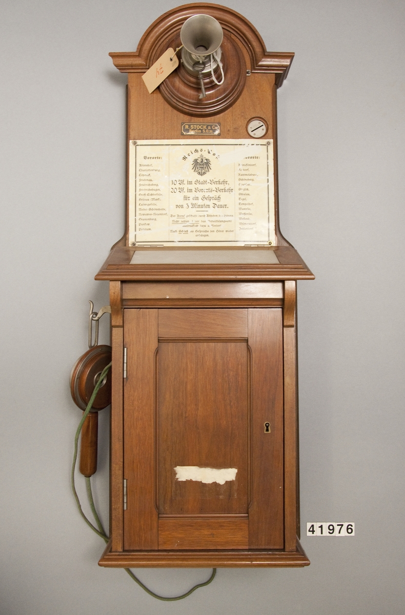 Telefonapparat, väggmodell med fast mikrofon, för samtalsautomat, utan induktor.