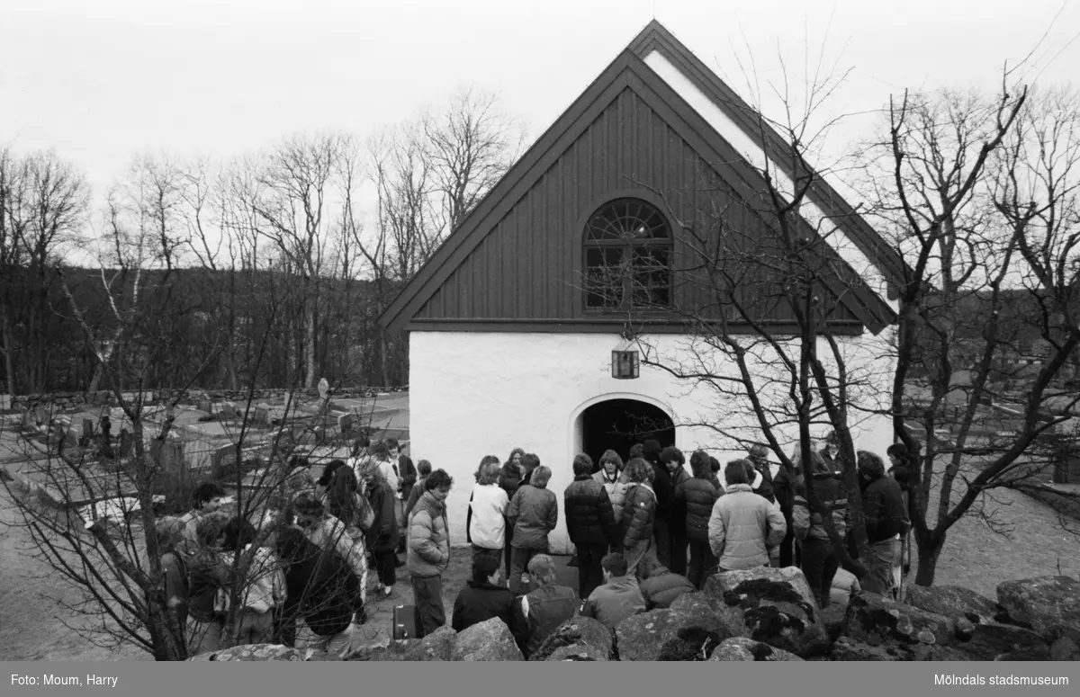 Gospelkören Seier från Mölndals vänort i Norge gästar Kållered, år 1984. Vid Kållereds kyrka.

För mer information om bilden se under tilläggsinformation.
