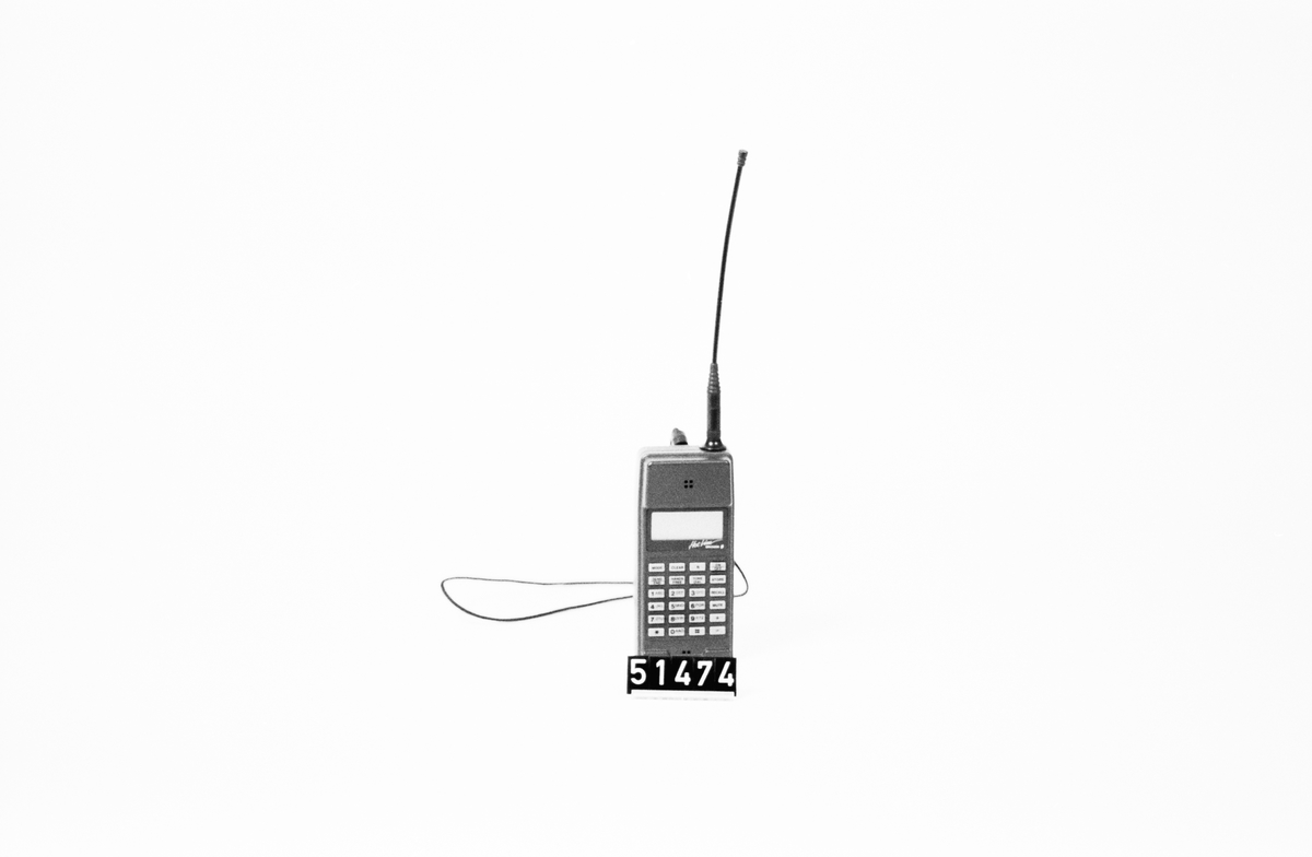 Första handhållna ficktelefonen från Ericsson, för NMT 900-systemet. Vikt: 0,3 + 0,2 kg.
Tillbehör: Tillhörande batteri TeM 51475 och laddare TeM 51476.