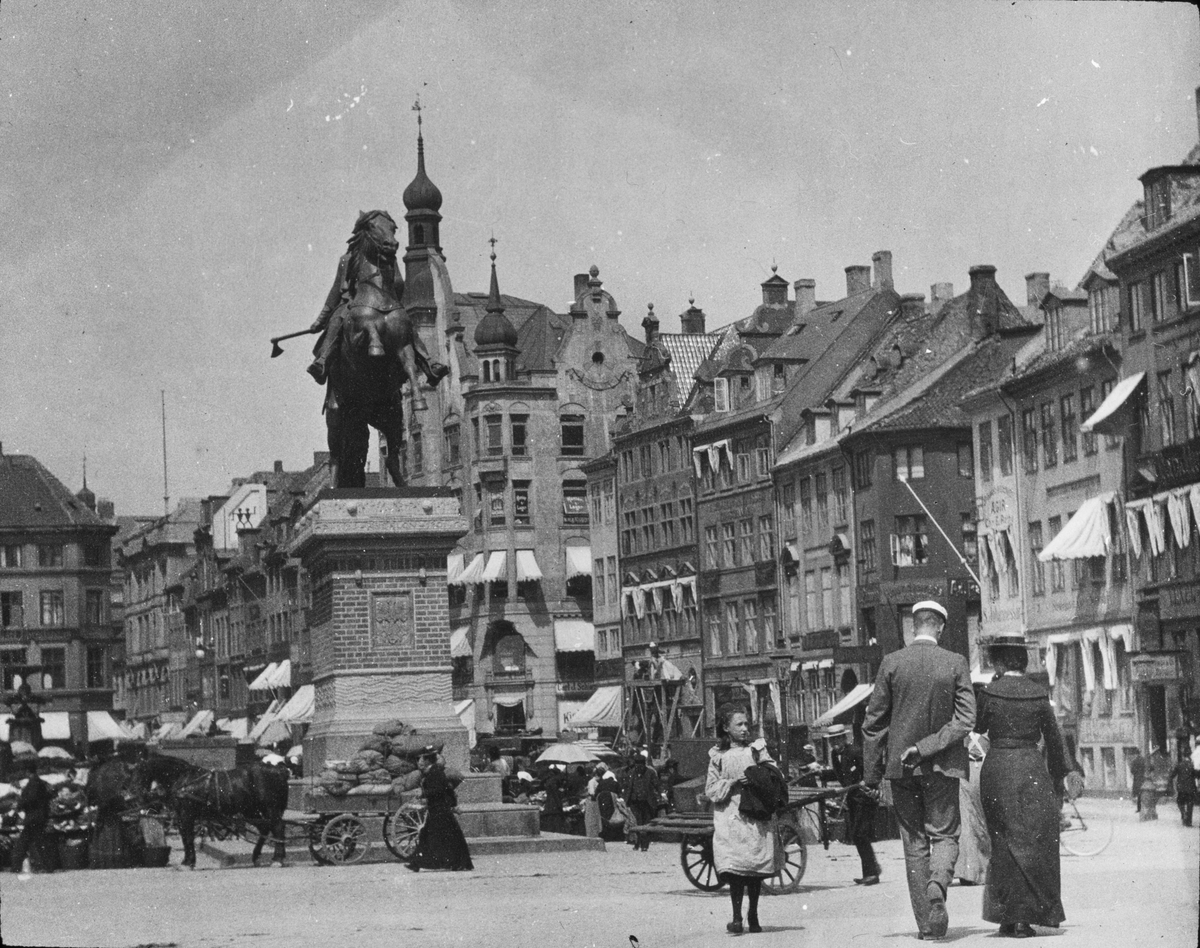 Skioptikonbild med motiv från Højbro Plads, med statyn av Absalon. Köpenhamn.
Bilden har förvarats i kartong märkt: ?