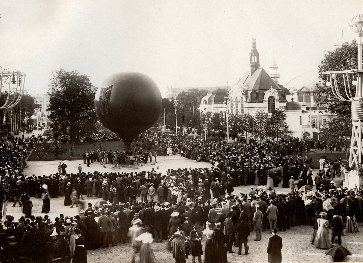 Ballonguppstigning under Allmänna Konst- och Industriutställningen i Stockholm 1897. Ballongen fördes av dansken Johannessen och passagerare var fotografen Oscar Halldin.