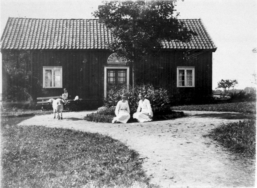Wahlstedts i Hulegården. Vid väggen sonhustrun Marta från Norge med sin son Ivan i barnvagnen. Sittande Ruth och Signe Wahlstedt.