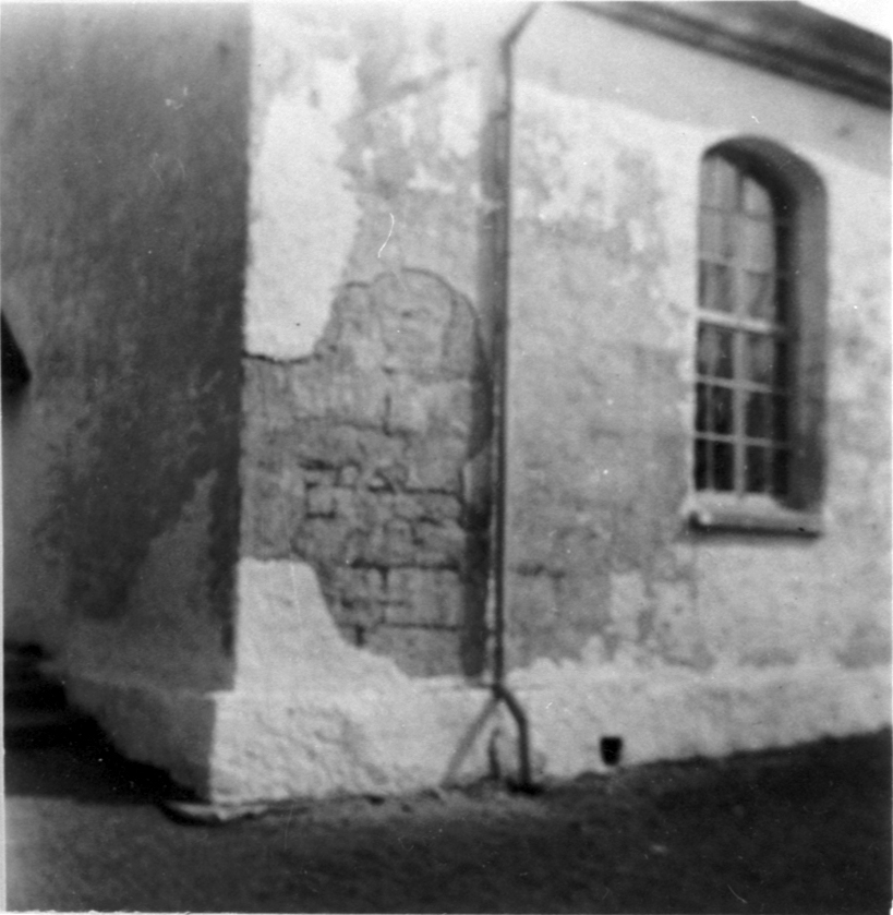 Börstigs kyrka med runsten i väggen.