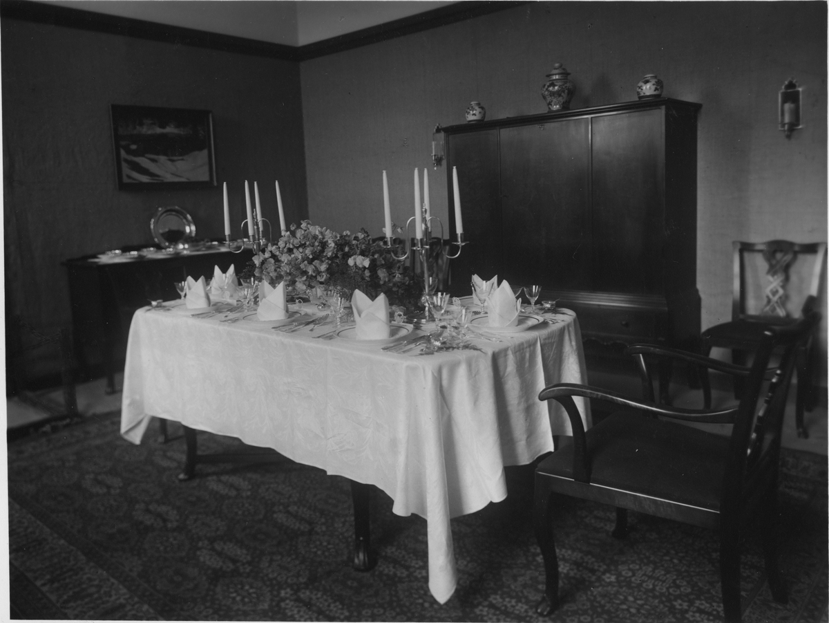 Bygge och Bo-utställningen i Östersund 1929. Dukat bord i matsal.