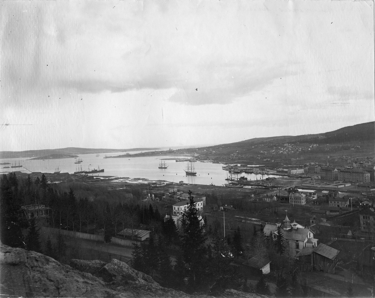 Vy över hamnen i Sundsvall 1898.
