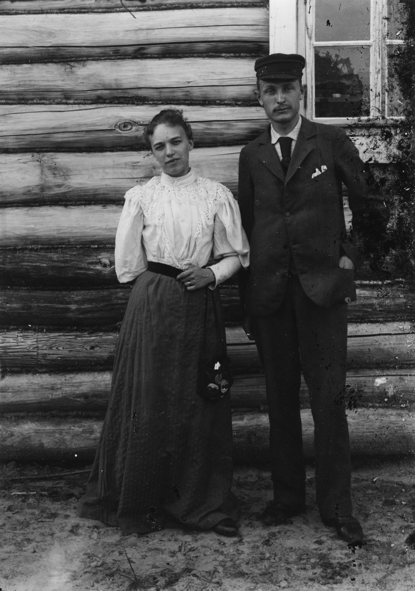 Dodino Masugn. Porträtt av ingenjör O. Larsson och hans fru framför deen första ingenjörsbostaden.