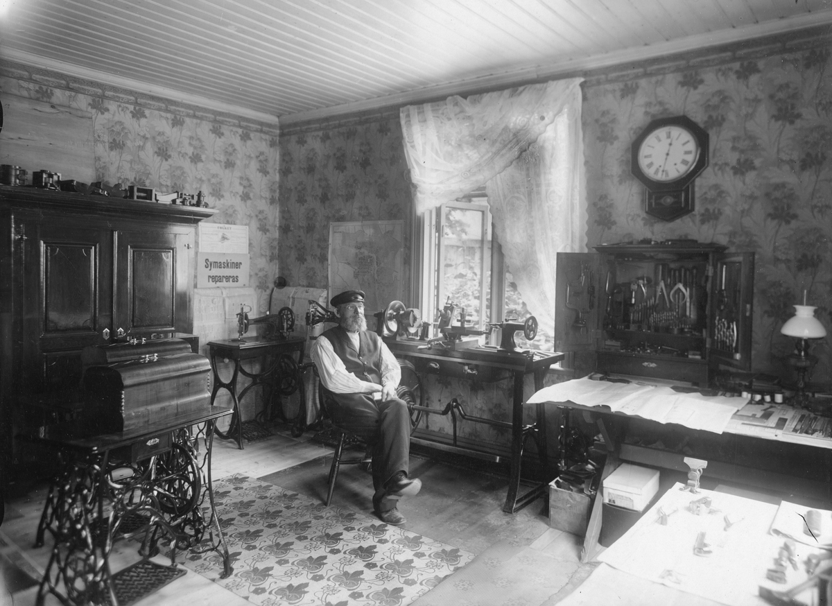 Montör Granströms bostad med "reparationsverkstad". Granström var anställd  vid "verktygsskåpet" vid Munktells i Eskilstuna. Fotot är troligen taget på 1920-talet.