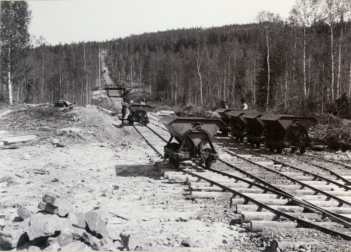 Transportbanor. Bilden visar rutschbanan för malm från Lekombergs gruvor ned till färjeläget vid sjön Vässman. Landsvägsbron över banan ses en bit upp.
Foto från Industriutställningen i Stockholm 1897.