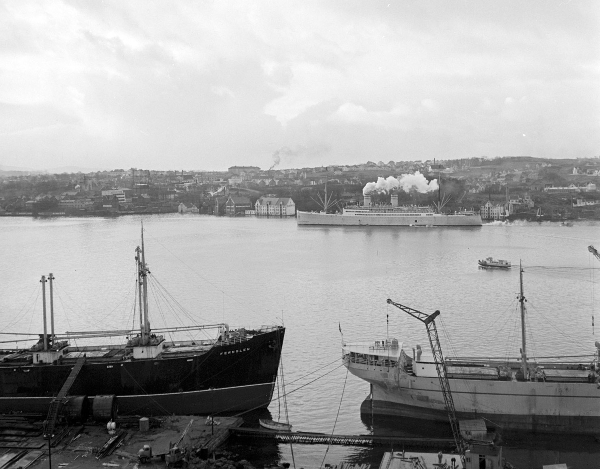 Midt i bildet sees Den Norske Amerikalinjes D/S Stavangerfjord under innseiling til Stavanger havn. Det ser ut som fotografen står på Rosenberg Verft. Stavangerfjords noe kortere og bredere skorsteiner enn de opprinnelige, viser at bildet er tatt i 1937 eller seinere. D/S Stavangerfjord krysset Atlanterhavet for siste gang i 1963 og gikk til opphugging i 1964, så bildet er tatt før den tid.