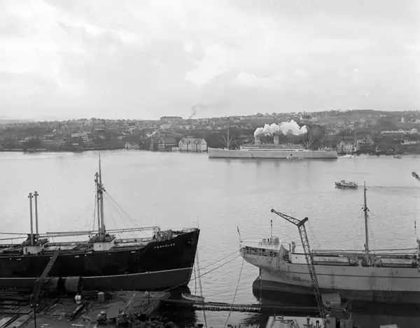 Midt i bildet sees Den Norske Amerikalinjes D/S Stavangerfjo