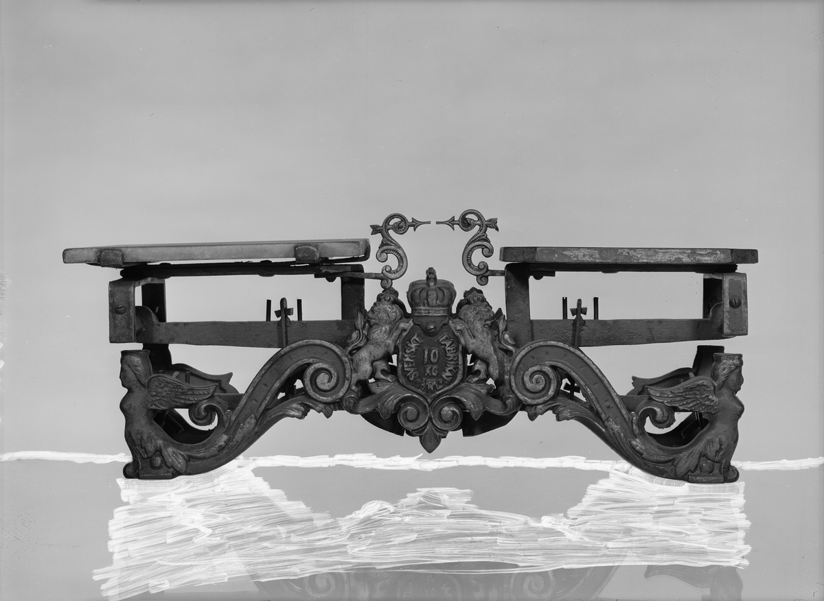 Taffelvåg, med ram av gjutjärn, för max. 10 kg, enligt H.R. Lindells patent år 1883.