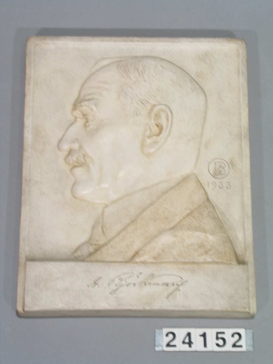 Reliefporträtt, plakett, av gips, Axel Björkman, civilingenjör, (född 1869) utförd av Sven Boberg.