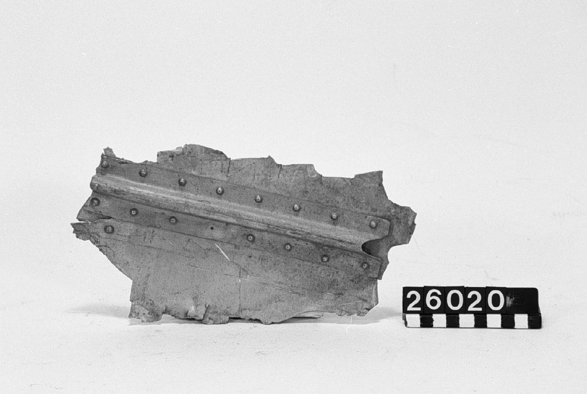 Två partier, av nitfogade delar, av profilerad plåt och rör av aluminium, ur stommen av ett ryskt bombplan, nedskjutet vid Vuoksenniska, Karelska Näset.