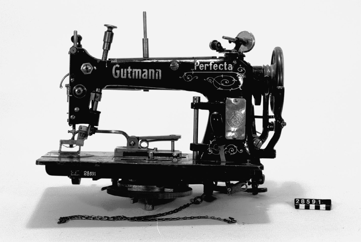 Symaskin för knapphål, svart med målade gulddetaljer. D.R. Patent.