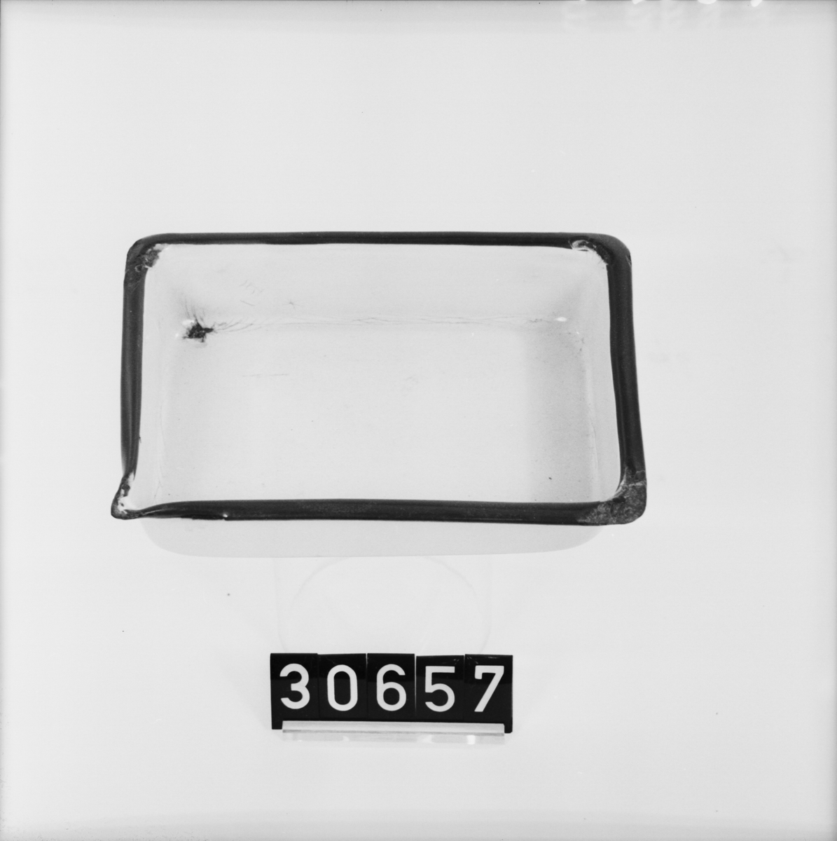 Framkallningsskål av vit, emaljerad plåt, för plåtar 9 x 12 cm.