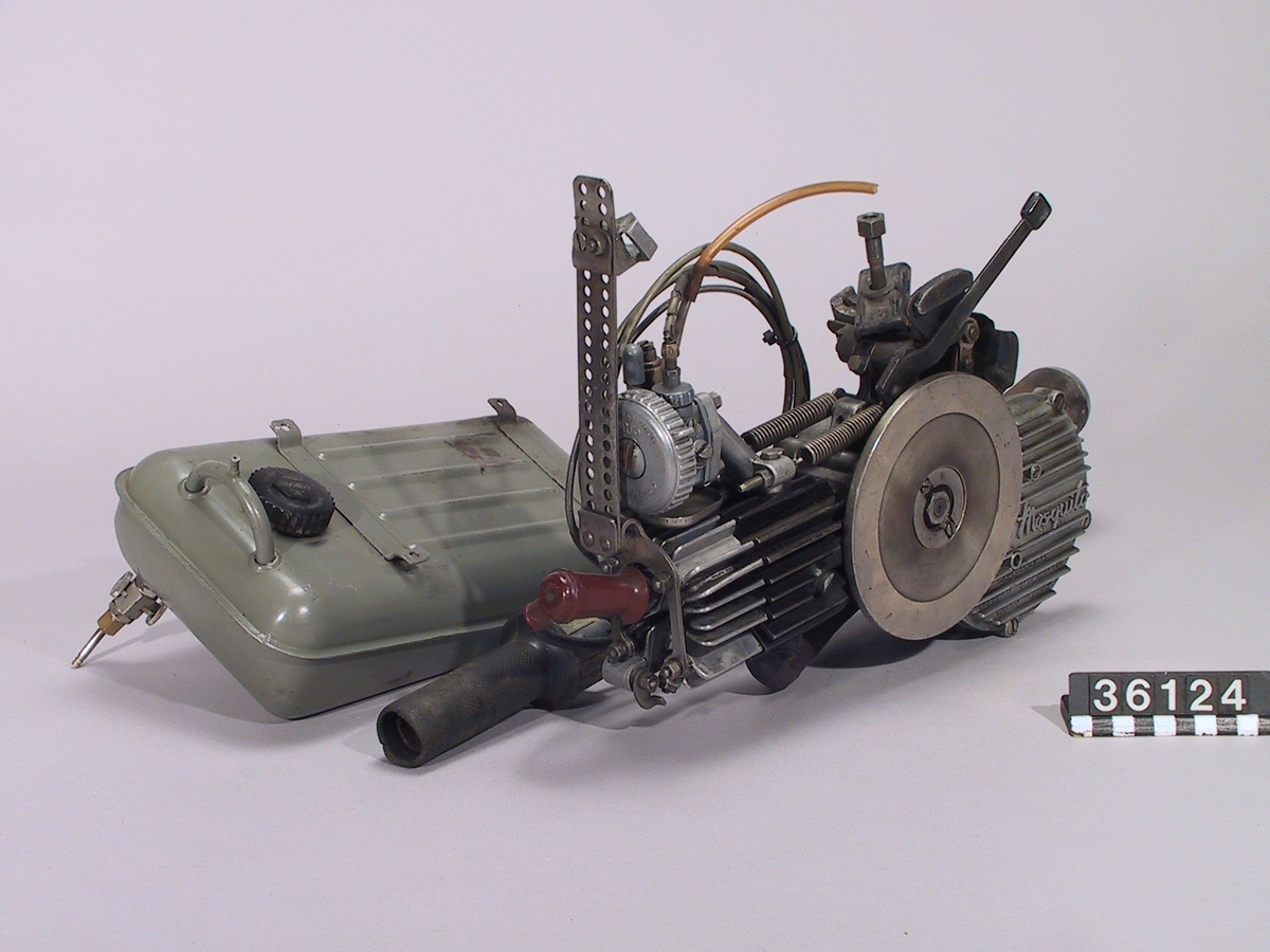 Omkring 1950. Motorn monterades gummiupphängd under vevpartiet på en cykel. Drivning skedde med en räfflad metallrulle mot bakdäcket. DellOrto förgasare och magnet inbyggd i drivrullen som arbetar direkt på bakhjulet. Bensintanken monterades på pakethållarens plats. Drivningen kunde kopplas bort med en spak och cykeln kunde användas som vanligt.  Encylindrig tvåtaktsmotor, cylindervolym 38 cc Cylinderdiameter: 35 mm, slaglängd:40 mm. 0,5 hk vid 2 400 varv/minut