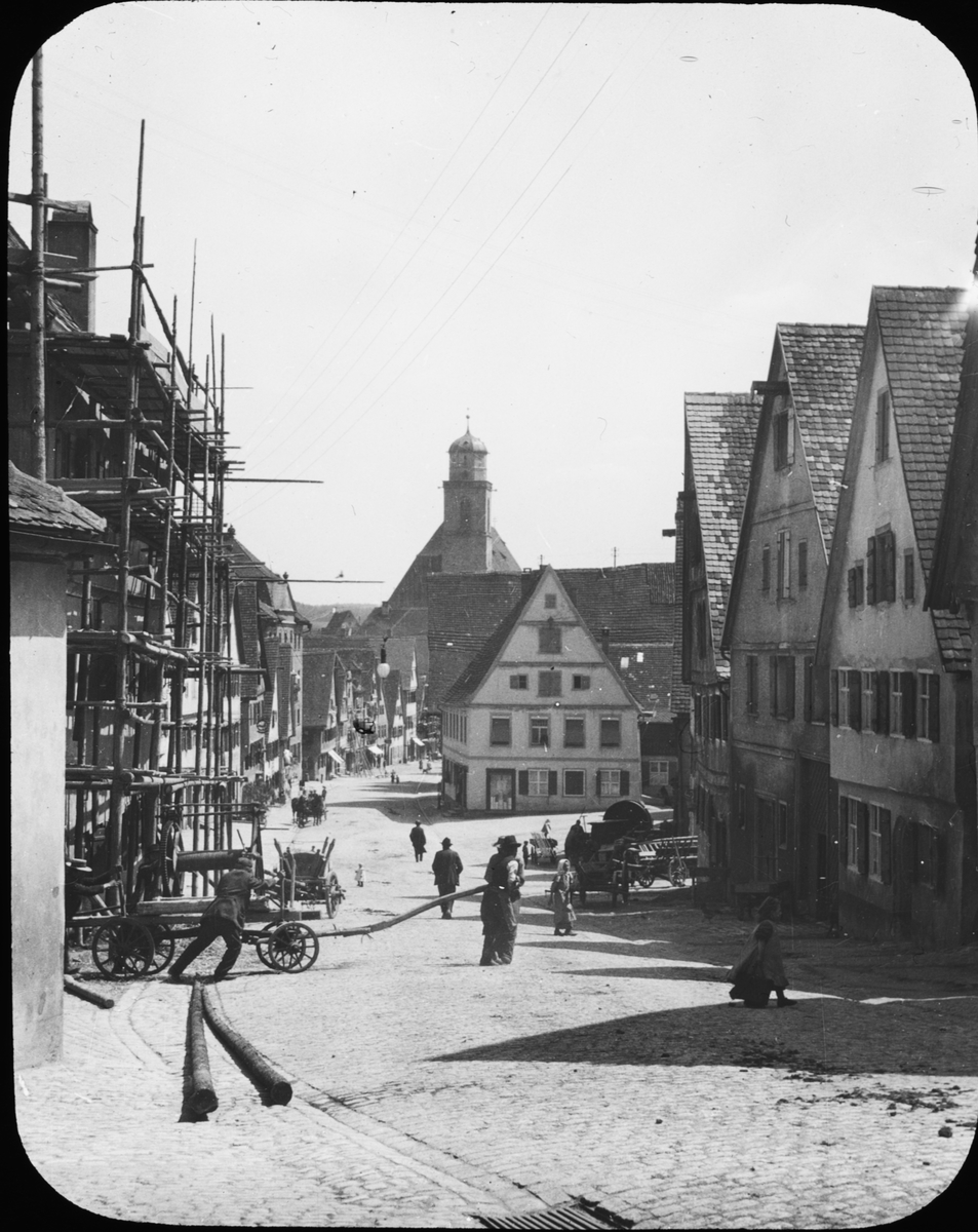 Skioptikonbild med motiv från Dinkelsbühl med Stadtpfarrkirche St. Georg i bakgrunden.
Bilden har förvarats i kartong märkt: Resan 1911. Dinkelsbühl 9. VII.