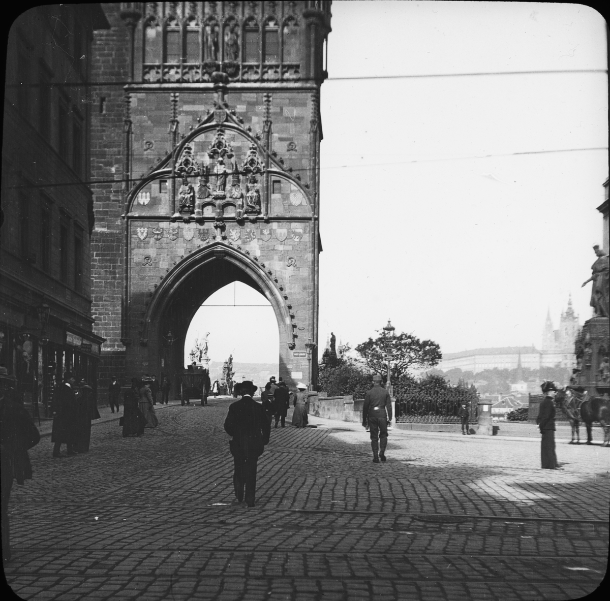 Skioptikonbild med motiv av Altstaedter Turm vid Karlsbron, Prag.
Bilden har förvarats i kartong märkt: Höstresan 1909. Prag 8. No:3. Text på bild: "Altstädter Turm. Hradsckin".